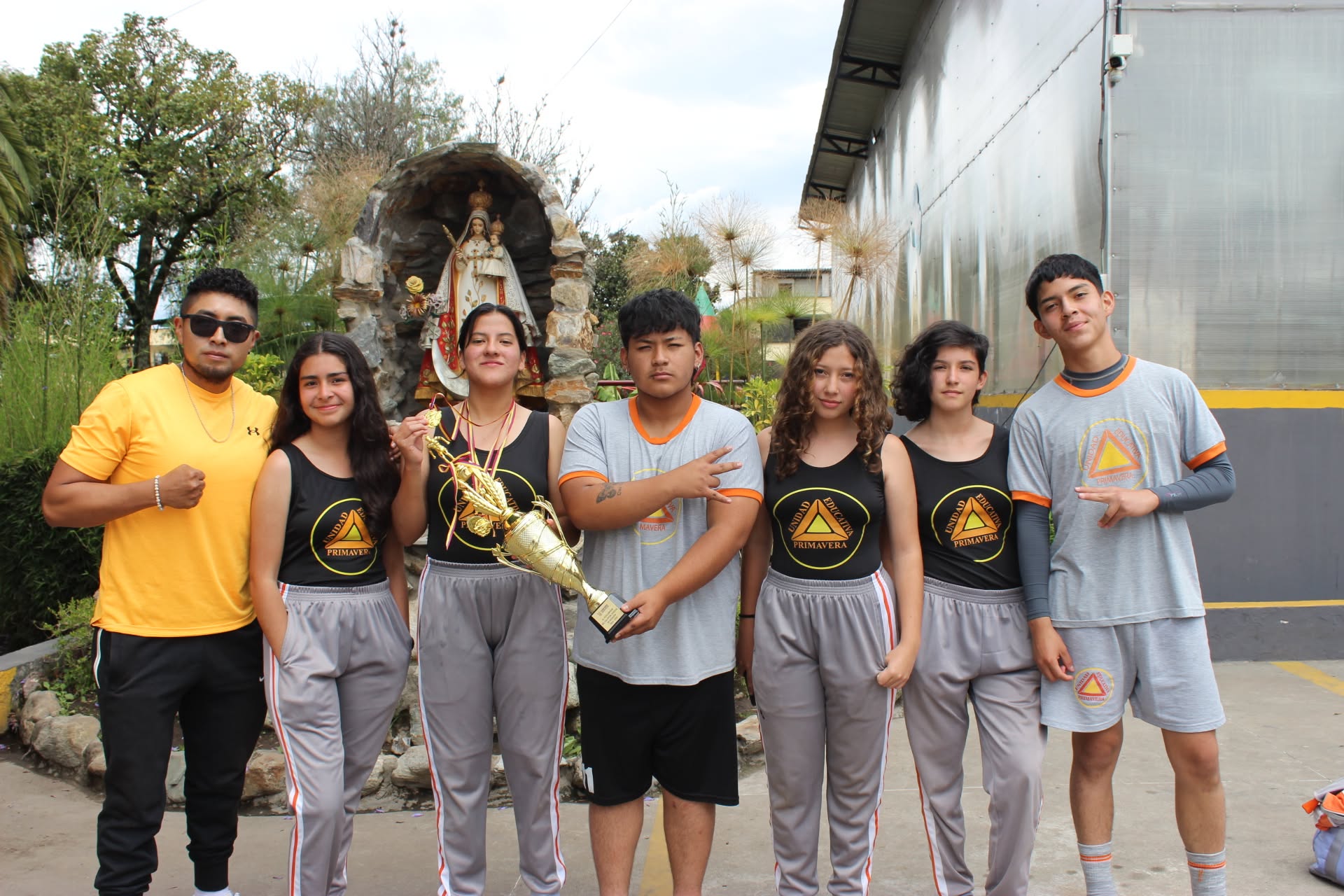 Estudiantes en clase de natación